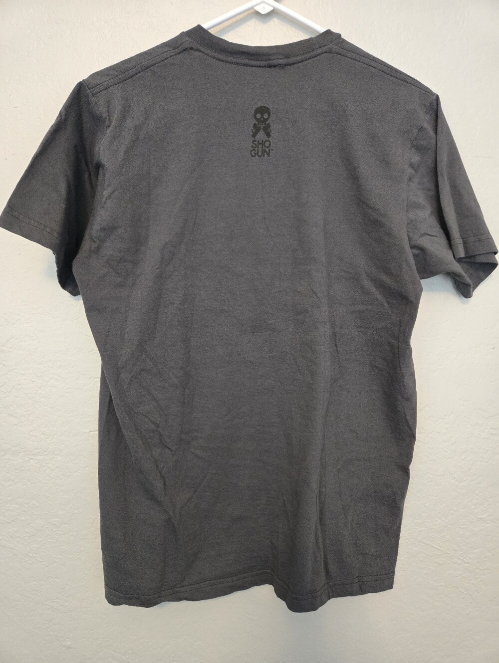 Sho Gun Dark Gray Skull & Crossed Pistols Graphic Tee, Size Medium - Picture 3 of 7